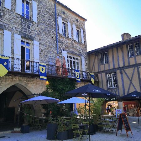 Maison De Charme Spacieuse, Terrasse Et Vue Sur La Place Monflanquin Esterno foto