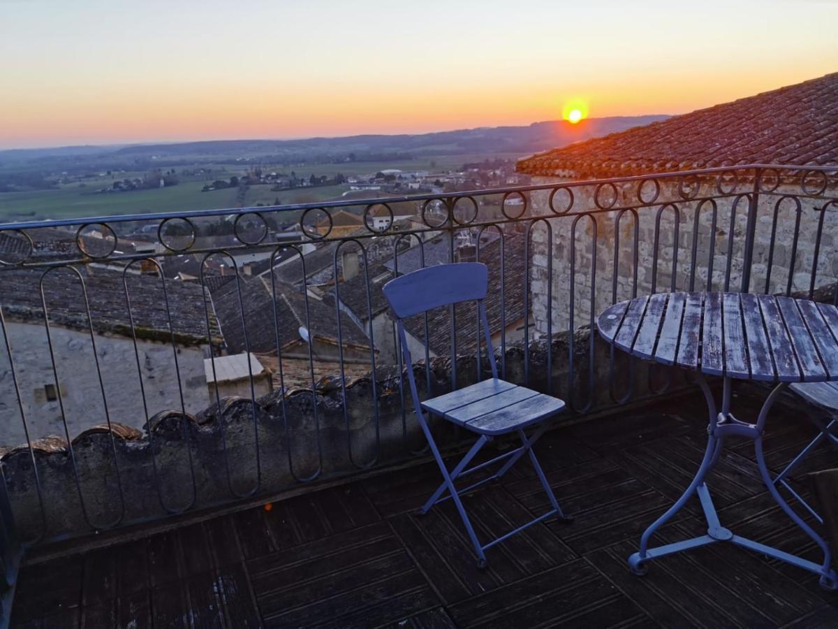 Maison De Charme Spacieuse, Terrasse Et Vue Sur La Place Monflanquin Esterno foto